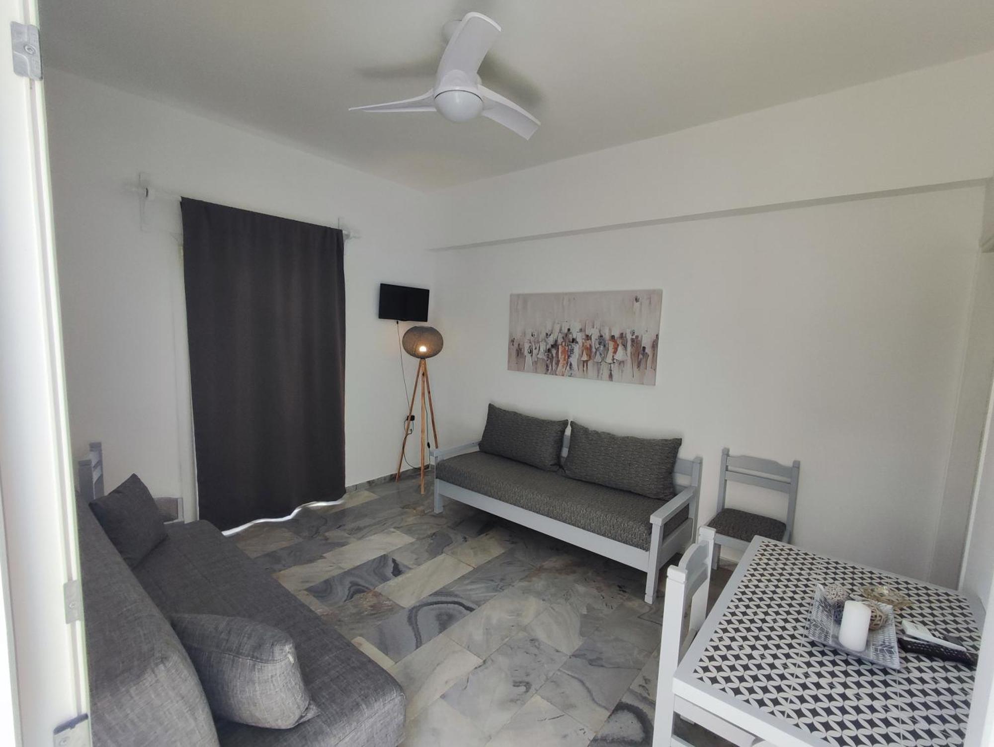 Galaxy Apartments Alikí الغرفة الصورة